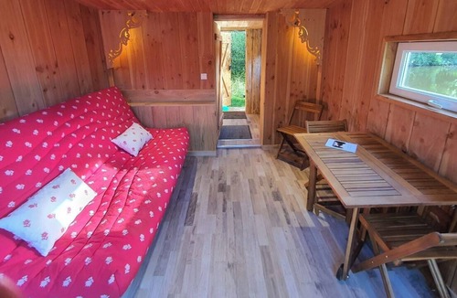 La Lande-Patry Cabin | Cabane en Bois sur L'étang, un Havre de Paix sur un Site Exceptionnel