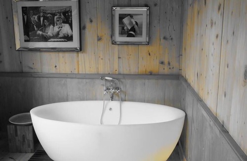 Colleville Cabin | cabane flottante elle fait son cinéma 8 10 pers
