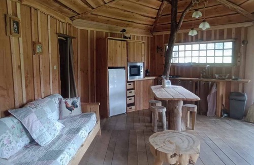 Saint-Eloy-les-Tuileries Cabin | Cabane sur Pilotis au Bord de L'eau