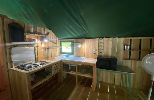 Saint-Eloy-les-Tuileries Cabin | Cabane Lodge au Bord de L'eau