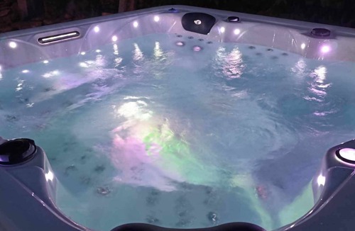 Saint-Eloy-les-Tuileries Cabin | Cabane Lodge au Bord de L'eau