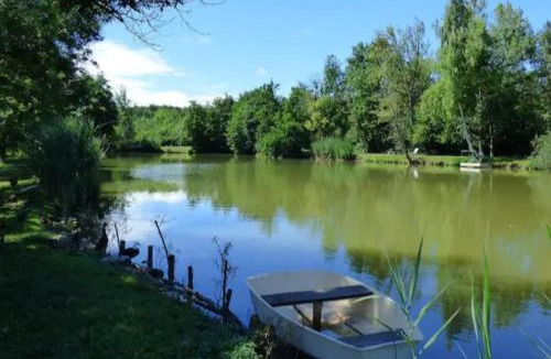 Saint-Victor-de-Morestel Other | Cabane insolite