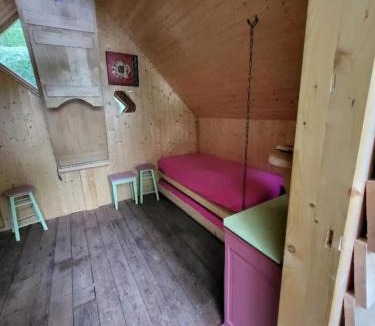 Saint-Victor-de-Morestel Other | Cabane insolite