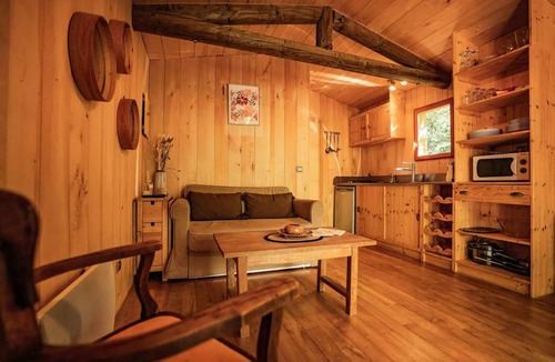 Saint-Amand-de-Coly Cabin | Cabane Lou arbrilhon 6 persons