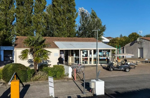 Saint-Michel-en-l'Herm Cabin | Cabane Pilotis 4 persons