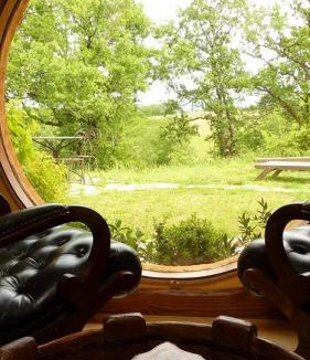 Salignac-Eyvignes Bed & Breakfast | Cabanes hobbit et Figuiers