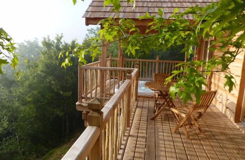 Salignac-Eyvignes Bed & Breakfast | Cabanes hobbit et Figuiers