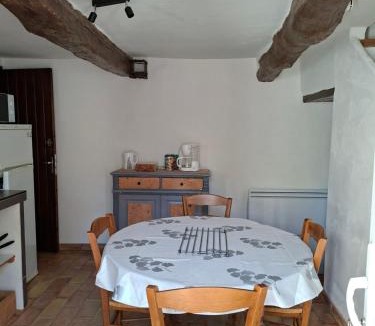 Vacheres House | Cabanon provençal en pierre entouré de lavandes
