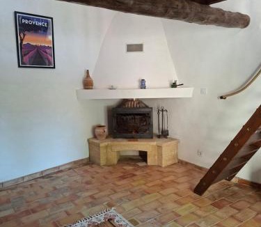 Vacheres House | Cabanon provençal en pierre entouré de lavandes