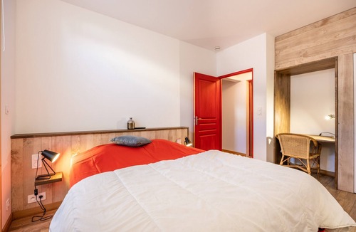 Saint-Michel-Mont-Mercure Bed & Breakfast | Cabernet Guest Room with Wi-Fi