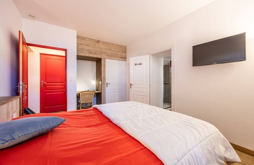 Saint-Michel-Mont-Mercure Bed & Breakfast | Cabernet Guest Room with Wi-Fi