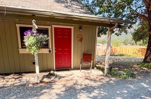 Kerby Condo | Cabernet Room at Kerbyville Inn
