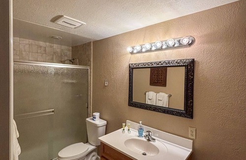 Kerby Condo | Cabernet Room at Kerbyville Inn