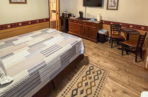 Kerby Condo | Cabernet Room at Kerbyville Inn