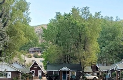 Glenwood Springs Cabin | Cabin 07 PETS OK 🐾Rustic Old West Studio+Kitchen