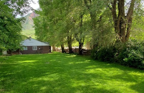 Glenwood Springs Cabin | Cabin 07 PETS OK 🐾Rustic Old West Studio+Kitchen