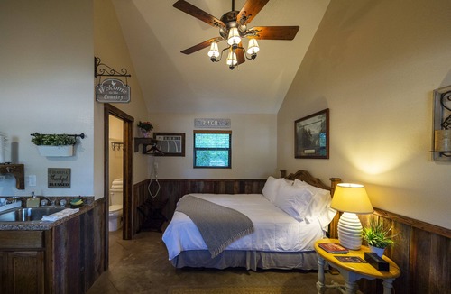 Waco Cabin | Cabin 1 Rental 15 minutes from Magnolia and Baylor