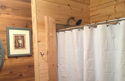 Morrilton House | Cabin 1: The honeymoon cabin
