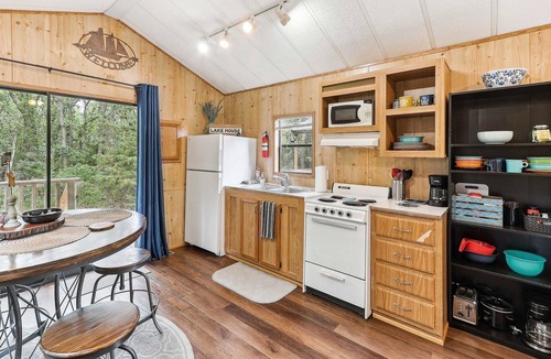 Neal Cabin | Cabin 10~ Cozy Toronto Lake Cabin ~ Walk to the Water by RedAwning