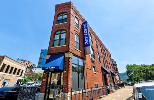 River West Apartment | Cabin 101 by 747 Lofts