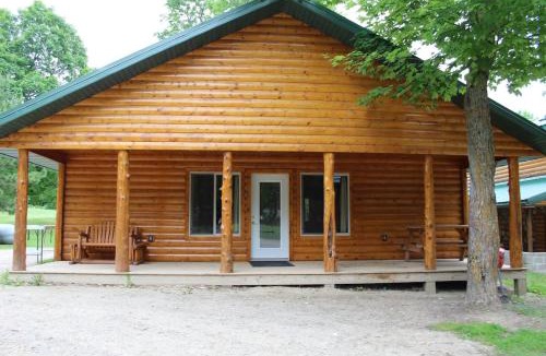 Deer River House | Cabin 11 - Modern open plan cabin with AC
