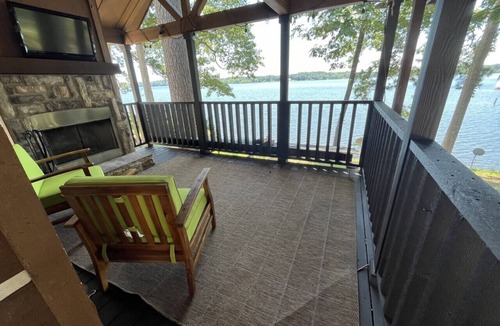 Hemphill House | Cabin 11 · Waterfront Tiny Home with Amazing Views, King Bed, Deck,