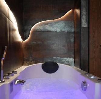 Boulogne-sur-Mer Apartment | Cabin 13 Immersive Suite with Balneotherapy