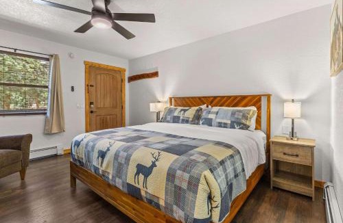 Estes Park Apartment | Cabin 14 - King Bed hotel-style unit