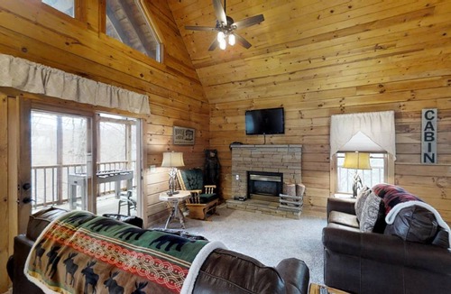 Gatlinburg - Pigeon Forge Cabin | Cabin ∙ 2 bedrooms ∙ 8 guests