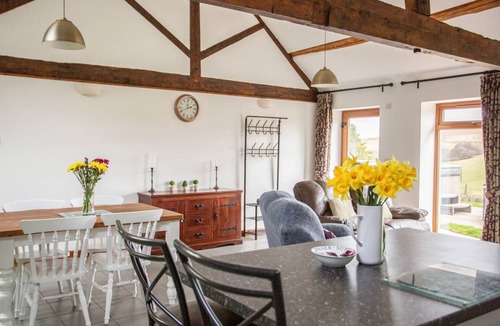 Newcastle-on-Clun Cottage | Cabin ∙ 2 bedrooms ∙ 4 guests