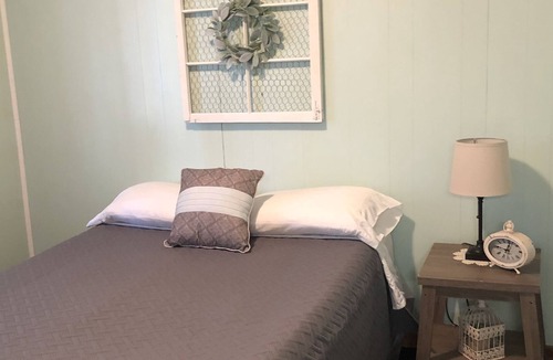 Centre Cabin | Cabin #2 located on Weiss Lake