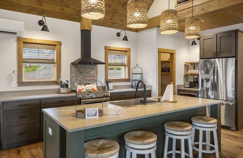 Kimberling City Cabin | Cabin #2 Luxury Cabin with Hot Tub - Dual masters with ensuites