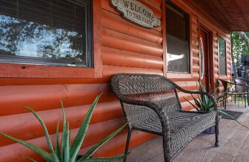 Waco Ski Chalet | Cabin 2 Rental 15 minutes from Magnolia and Baylor