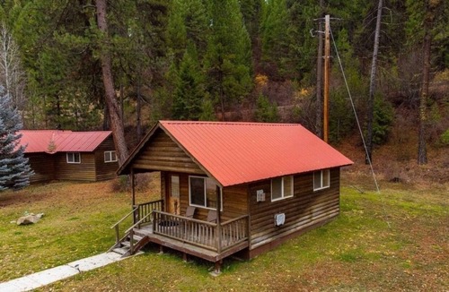 Lowman Cabin | Cabin 3 at Southfork Lodge- Sleeps 2