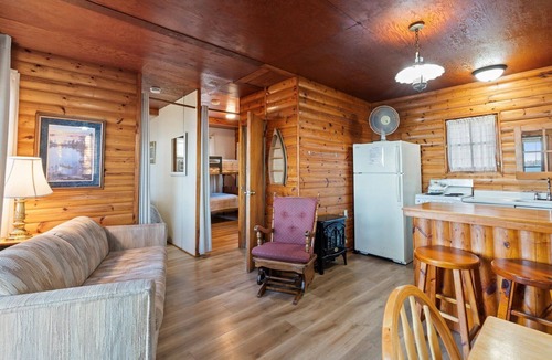 Emily Resort | Cabin #3 - Half Moon Resort