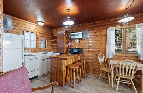 Emily Resort | Cabin #3 - Half Moon Resort