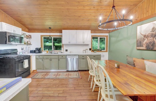 Dewittville House | Cabin 3BR close to lake w rolling hills
