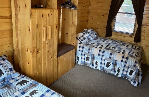 Hines Resort | Cabin 4 Lakeview Family/Pet Friendly Resort Amenities Beach, Dock, Fishing Boats