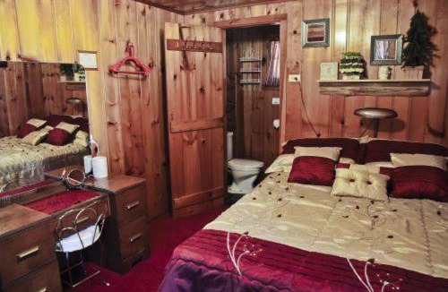 Carp Lake House | Cabin #6 - Casablanca