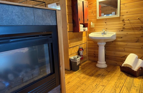 West Union Cabin | Cabin 6 Sweet Dreams - Includes a Homemade Country Breakfast!