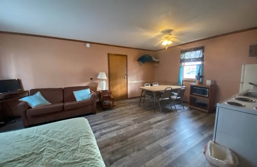 Warsaw Cabin | Cabin 8 - Reel and Trigger