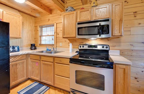 Falls of Rough Cabin | Cabin Along Rough River! Views, Fire Pit & Grill