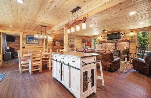 Glendevey Cabin | Cabin Bunkhouse Snow Mobile Destination