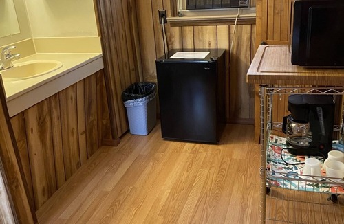 Hot Springs Cabin | Cabin by lake, pet friendly, quiet