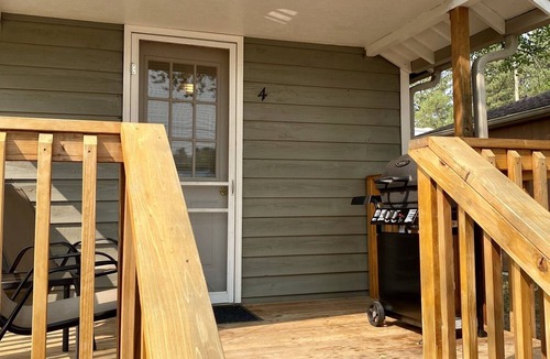 Hot Springs Cabin | Cabin by lake, pet friendly, quiet