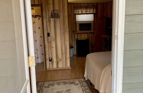 Hot Springs Cabin | Cabin by lake, pet friendly, quiet
