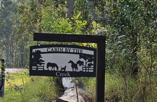 North Aramara Cabin | Cabin By The Creek/Hidden Oasis