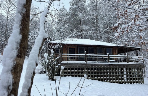 Irvine Cabin | Cabin by the Creek – A Peaceful Hideaway in the Trees