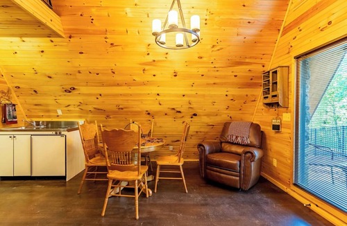 Fort Payne Cabin | Cabin C Eagles Rest sleeps 6