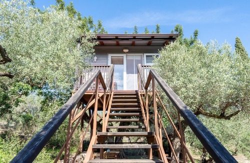 Camarles Cabin | Cabin 'Casa Arbol ' with Sea View, Shared Pool and Wi-Fi